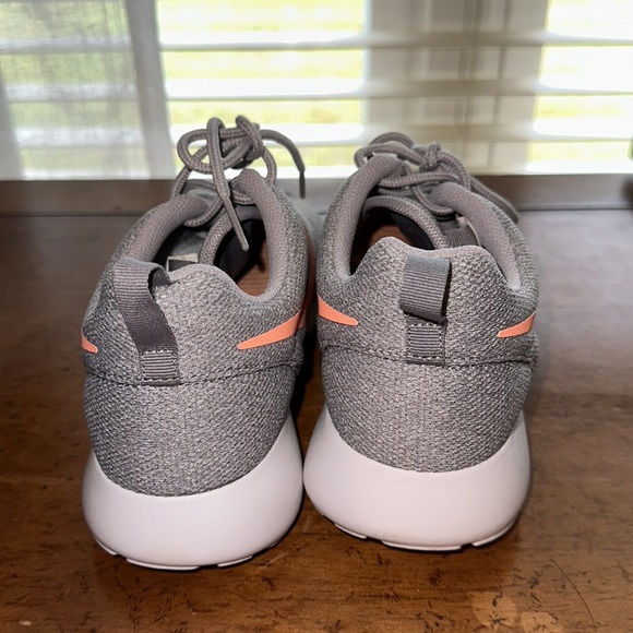 Women’s Nike Roshe - Picture 3 of 4